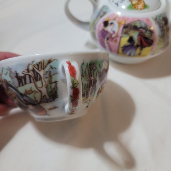 Paul Cardew Design England 2012 - Snow White Poisoned Apple Porcelain Teapot - Picture 6 of 13